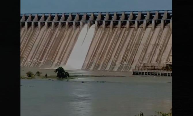 AP, TG Staff Squabble over Water Discharge from Nagarjunasagar