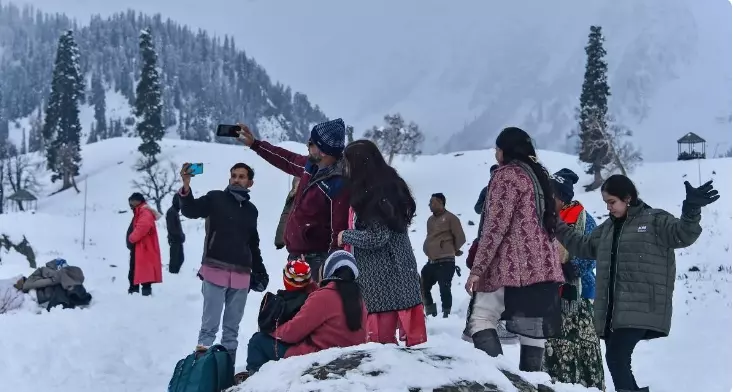 Kashmir welcomes seasons first snowfall