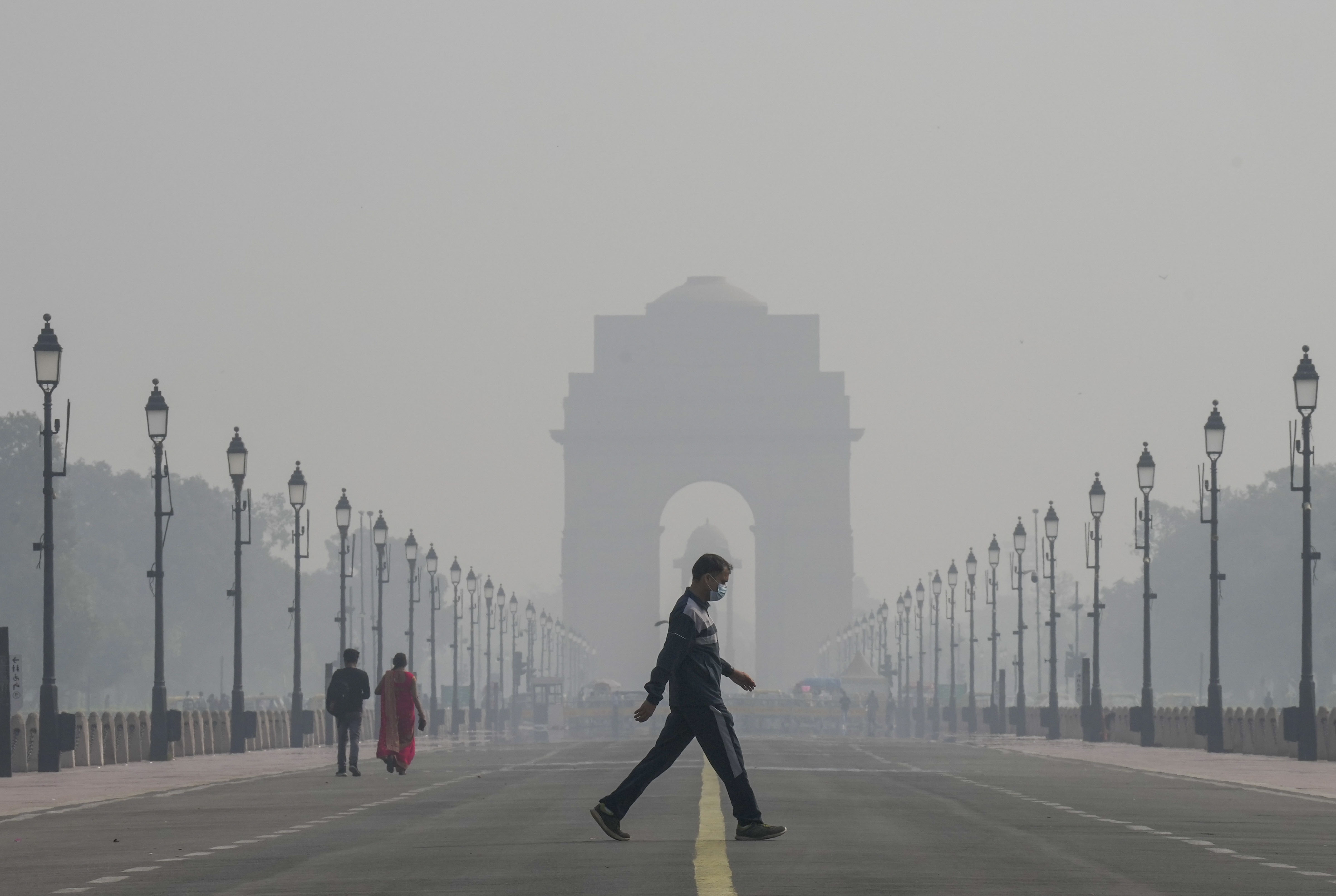 Delhi chokes as AQI remains above 300