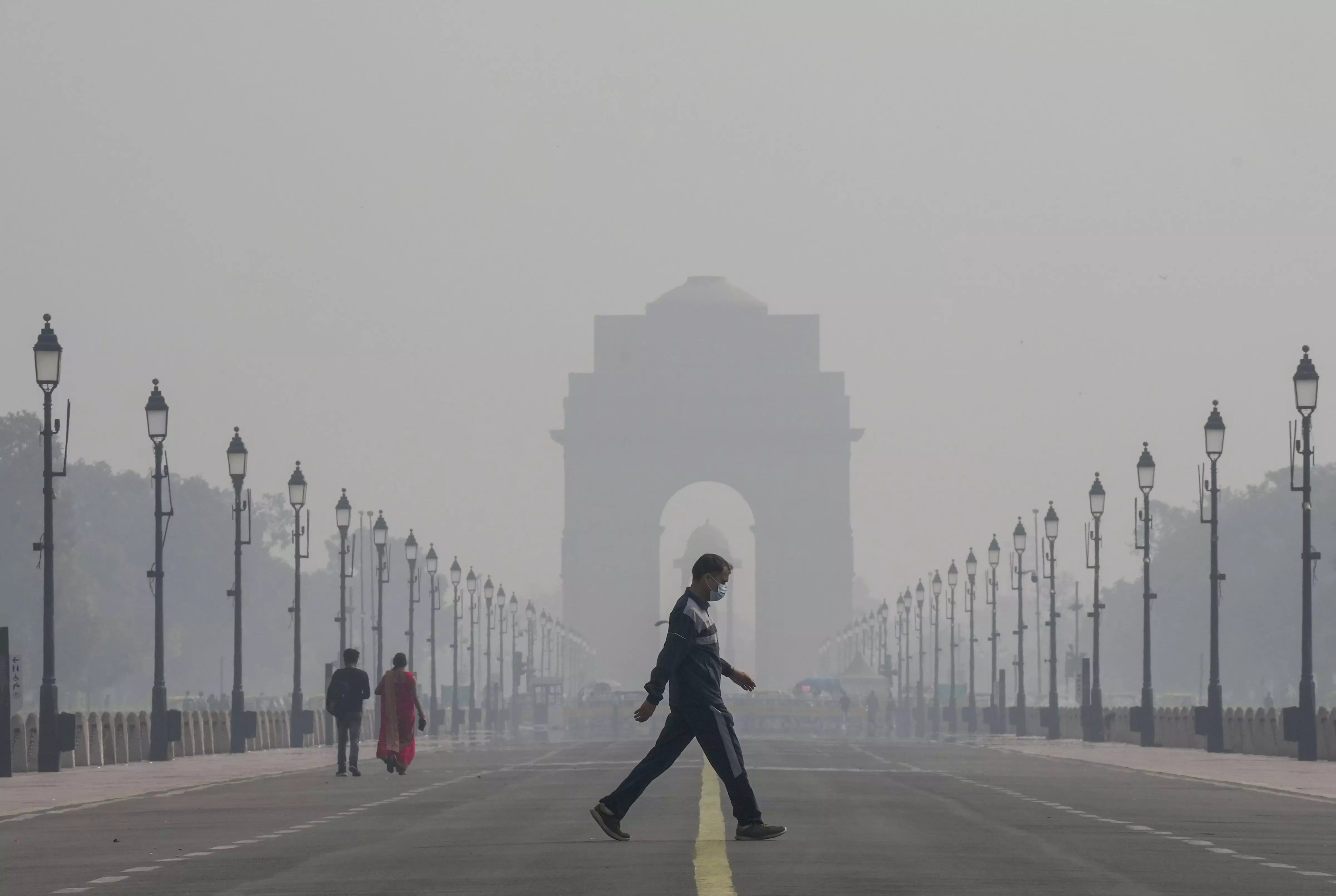 Delhi chokes as AQI remains above 300