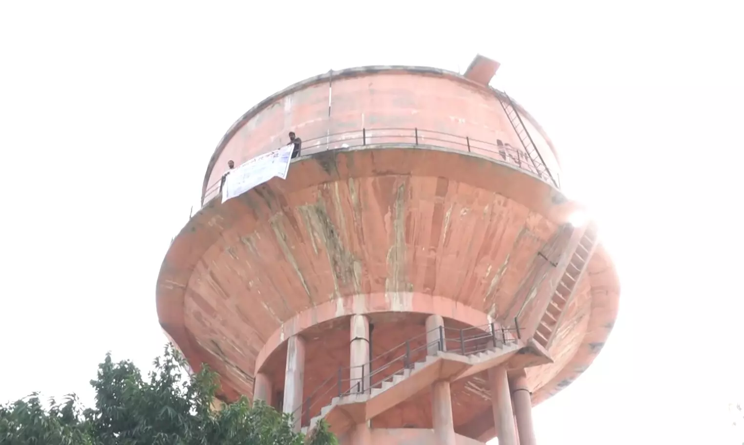 Agitation a la Sholay ends, men descend water tank after ministers assurance