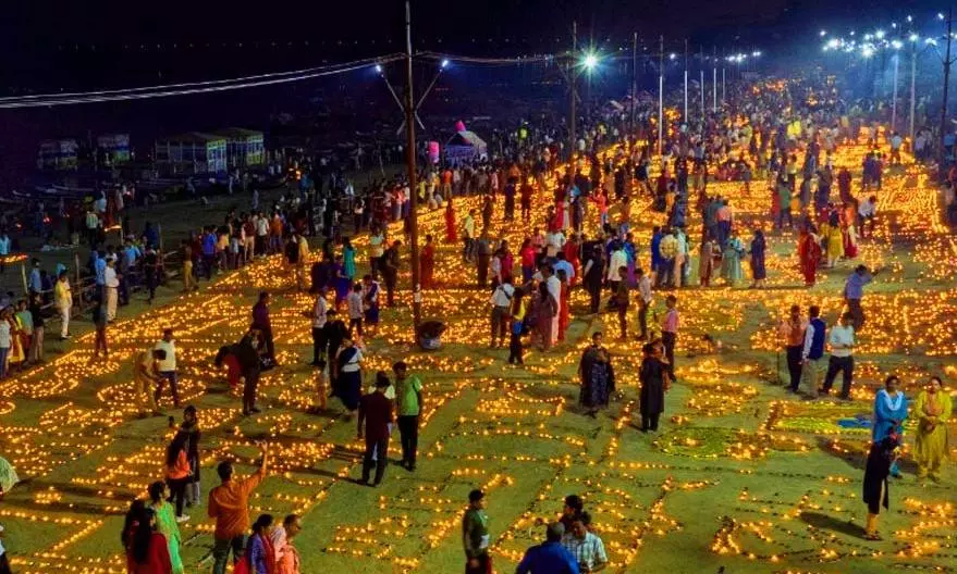 Sangam Shines Bright on Dev Deepavali Ahead of Maha Kumbh