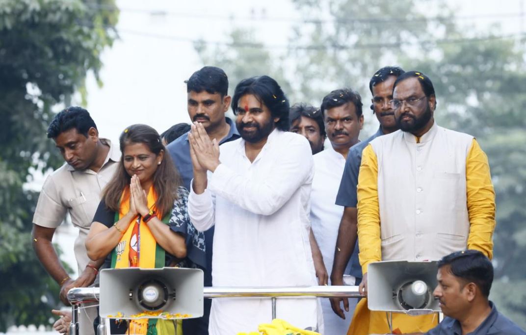 Pawan campaigns for NDA in Maharashtra, recalls Shivaji