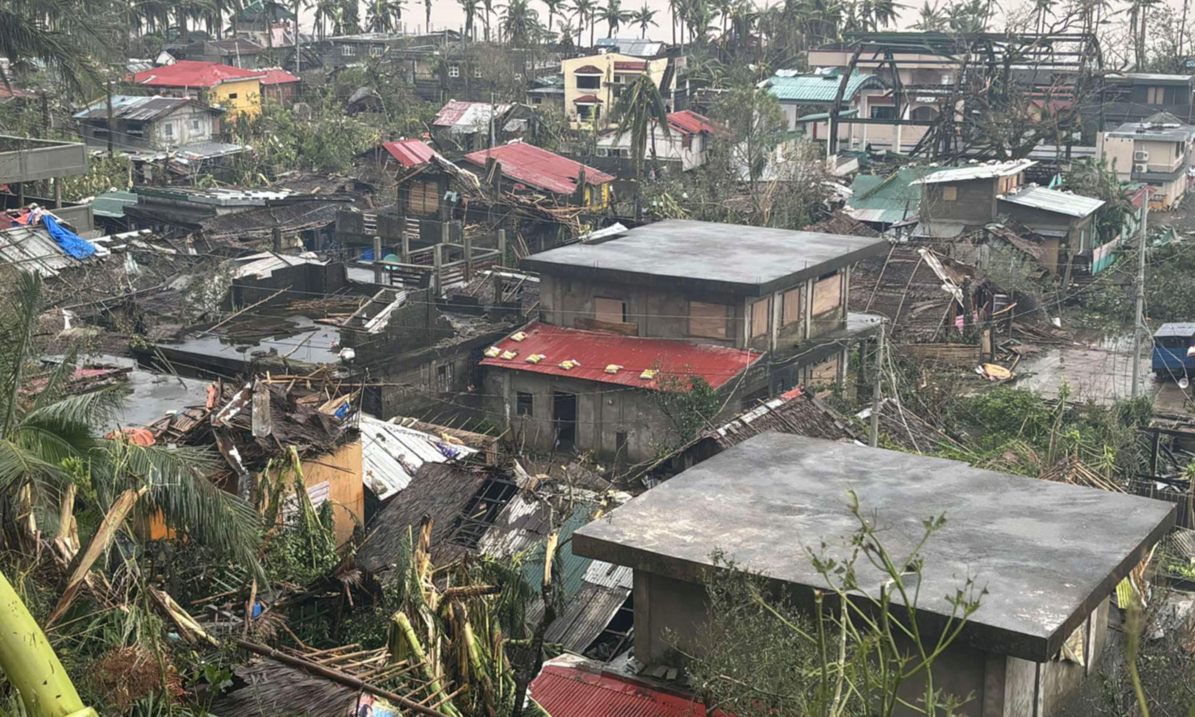 Typhoon Man-yi batters Philippines, displaces about 400,000 people