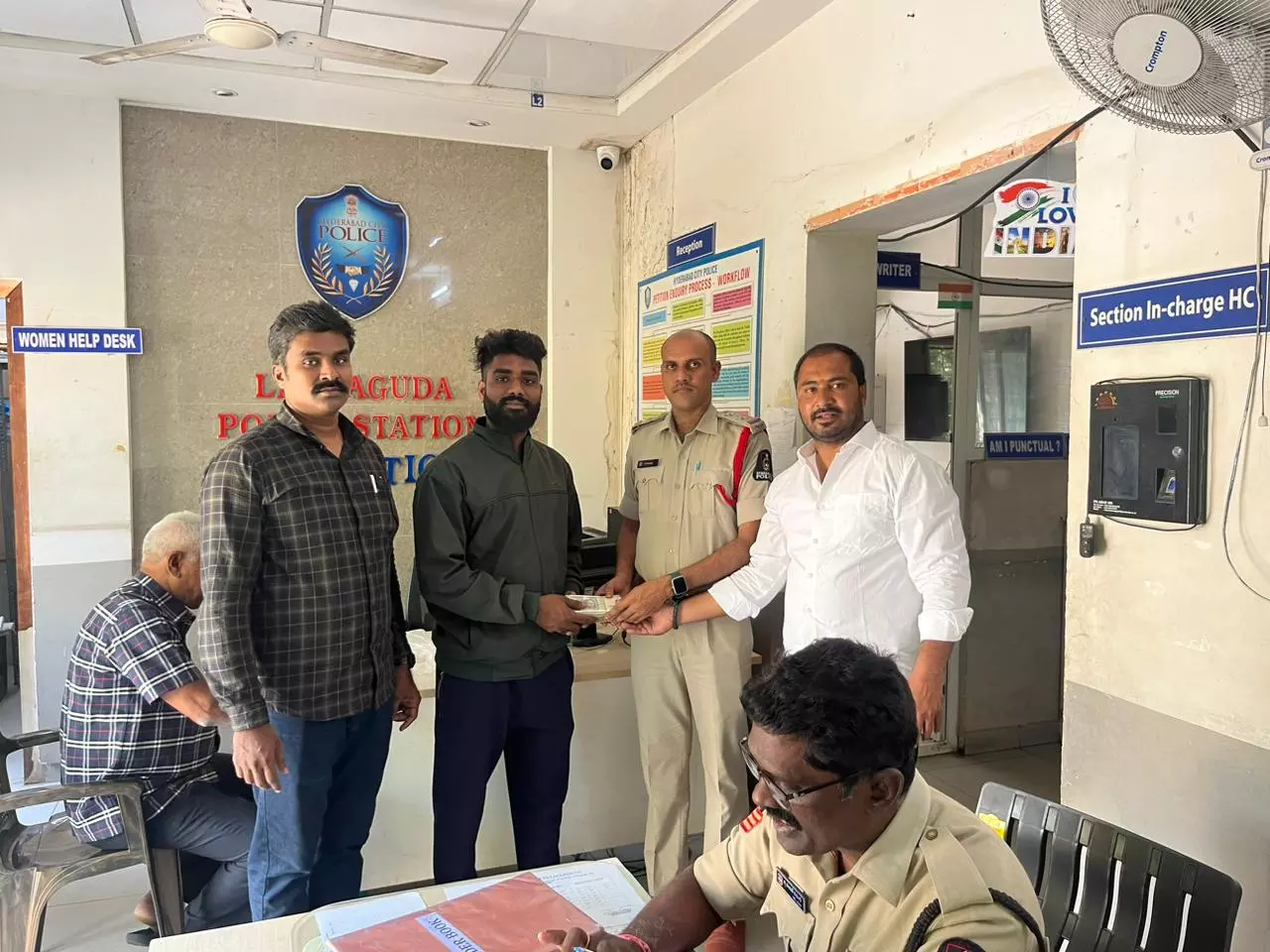 TSSPDCL lineman wins appreciation for returning Rs.2 lakh found in Lalapet