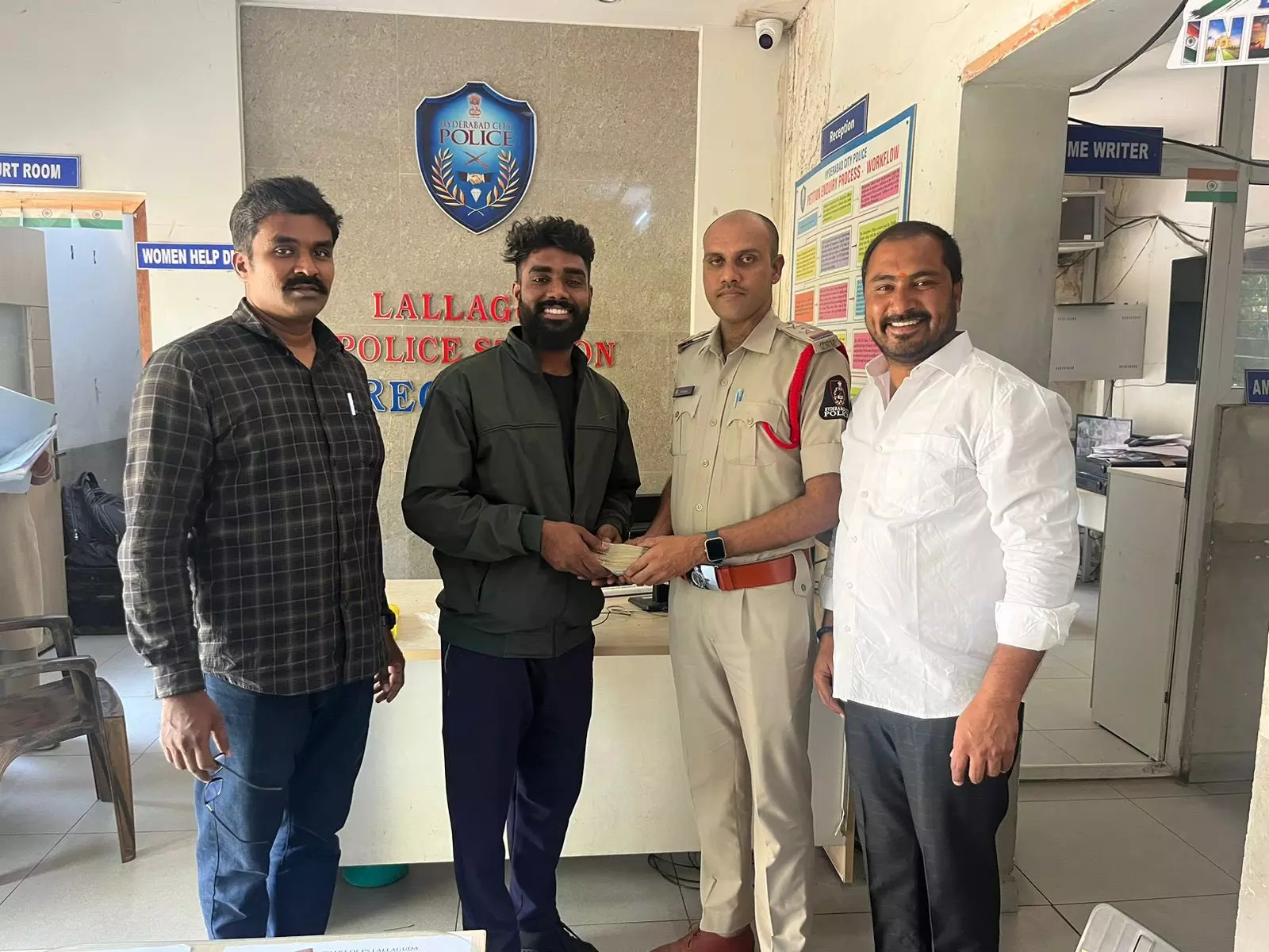 Hyderabad: Lineman hands over bag with Rs 2 lakh to police