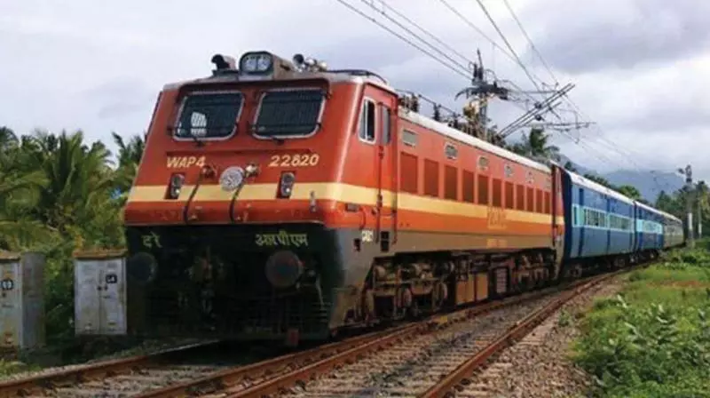 Stones hurled at Kashi Vishwanath Express in UP