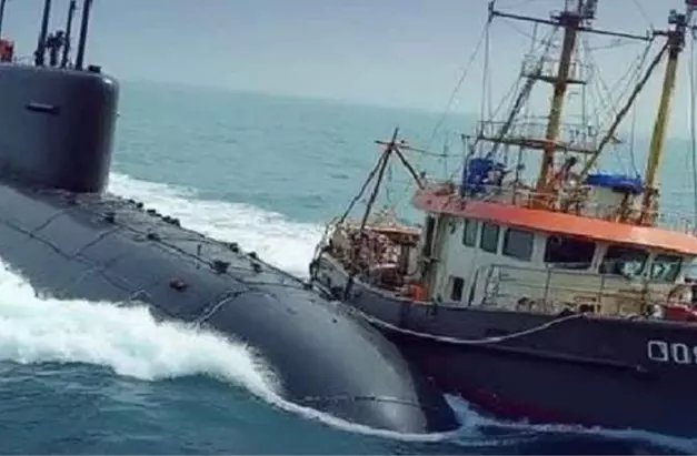 Fishing Boat collides with Indian Navy Submarine off Goa