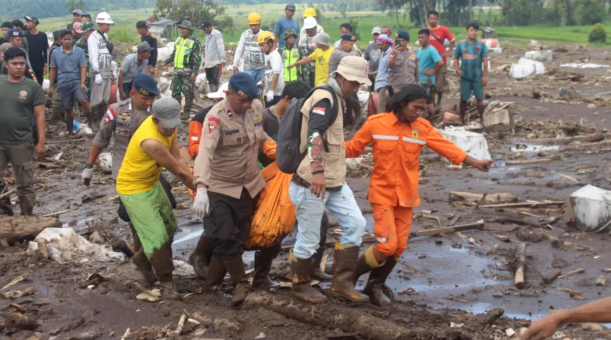 Landslide and Floods in Indonesia Kill 16, 6 Missing