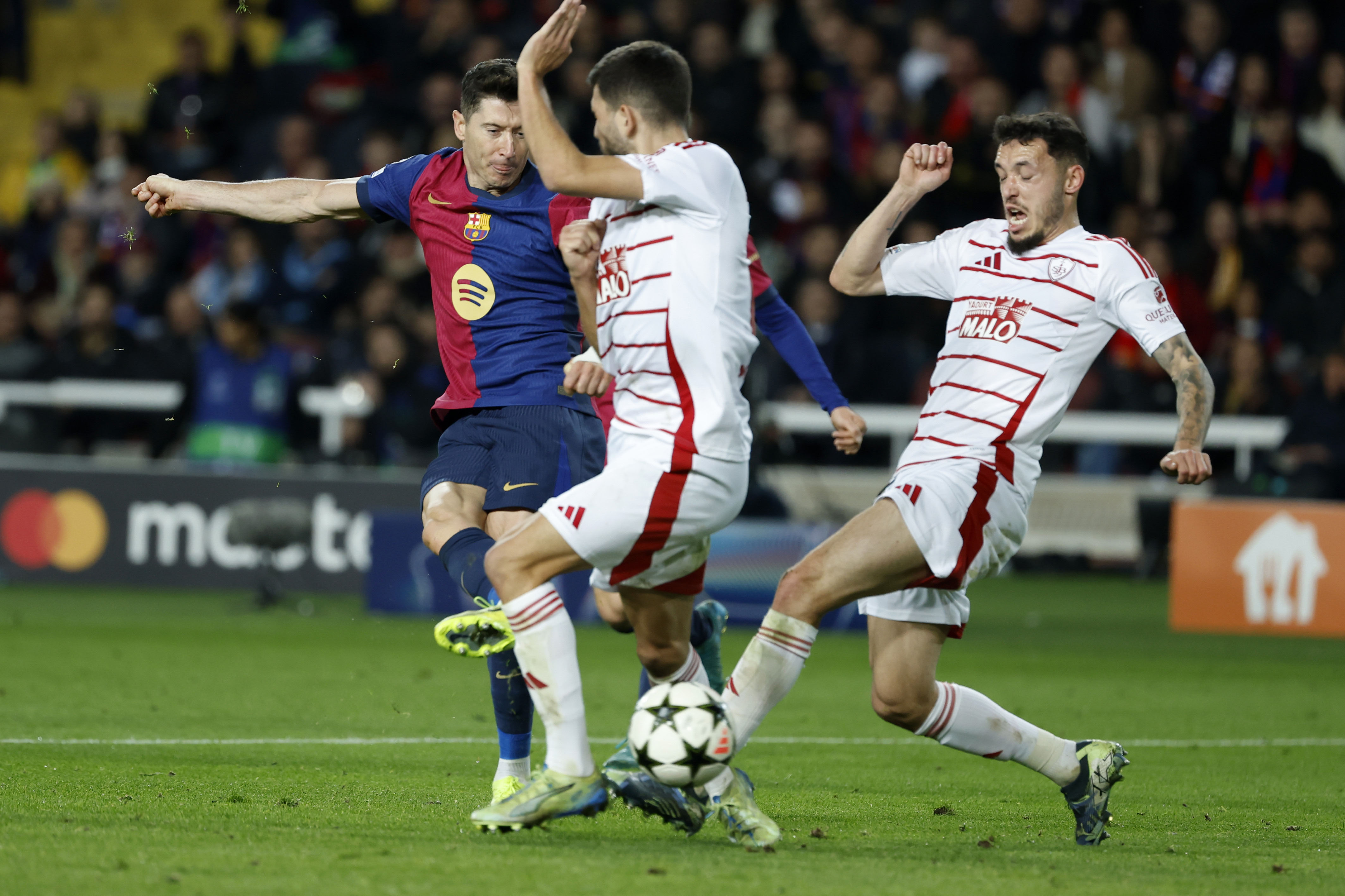 Lewandowski hits Champions League century as Barca beat Brest