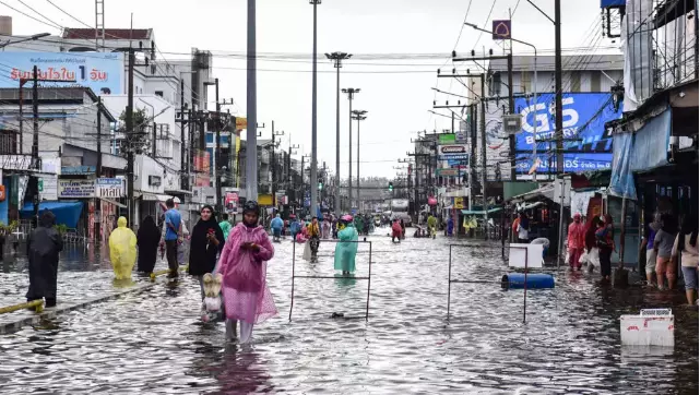 One dead, thousands displaced as floods hit southern Thailand