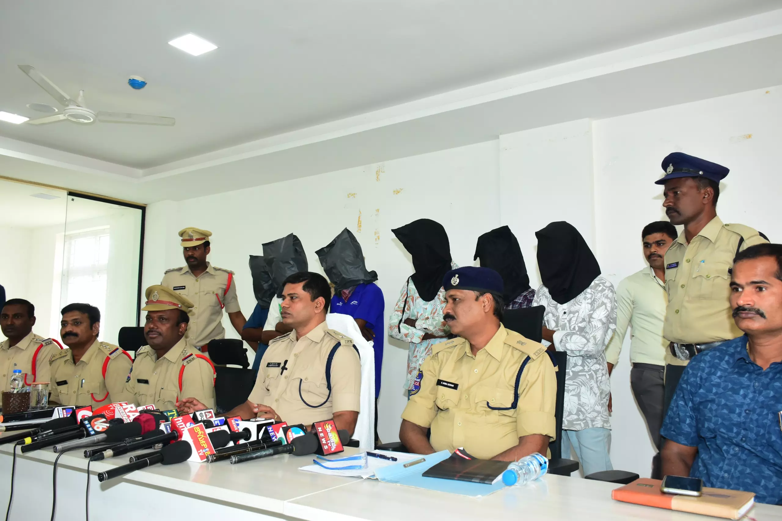 Gadwal Police Arrest 6 Bike Thieves, Recover 35 Stolen Bikes Worth Rs 30 Lakh