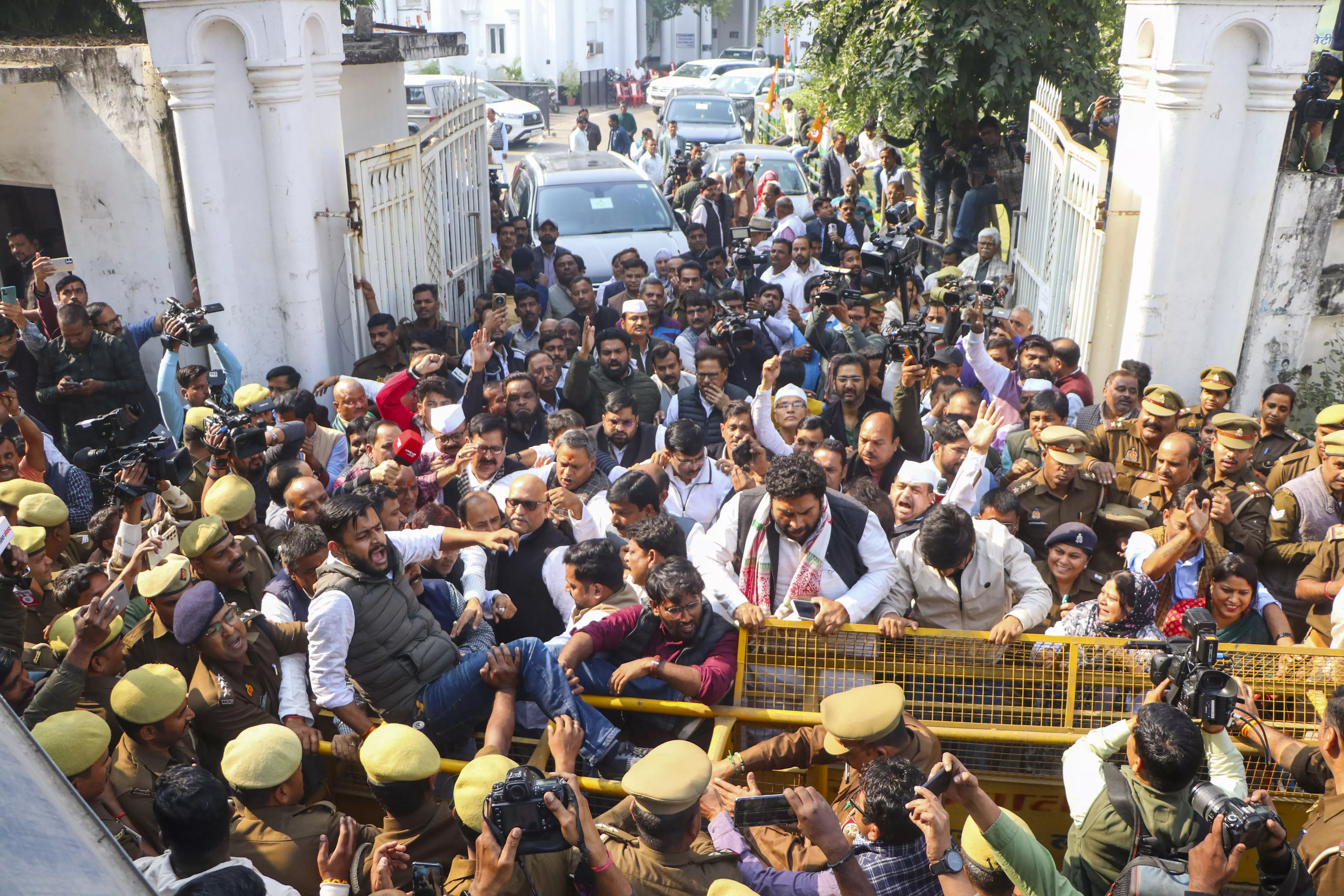 Cong workers scuffle with police in Lucknow as party delegation stopped from going to Sambhal