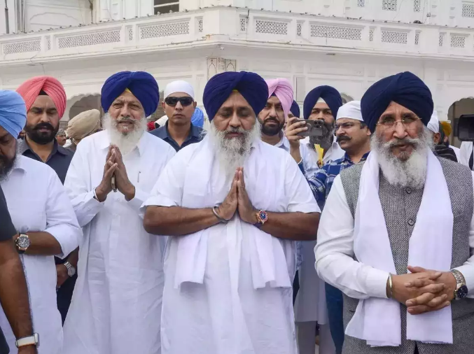 Akal Takht directs Sukhbir Badal to clean utensils at Golden Temple