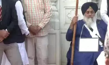 Sukhbir Badal, with plaque around neck, undertakes Akal punishment at Golden Temple