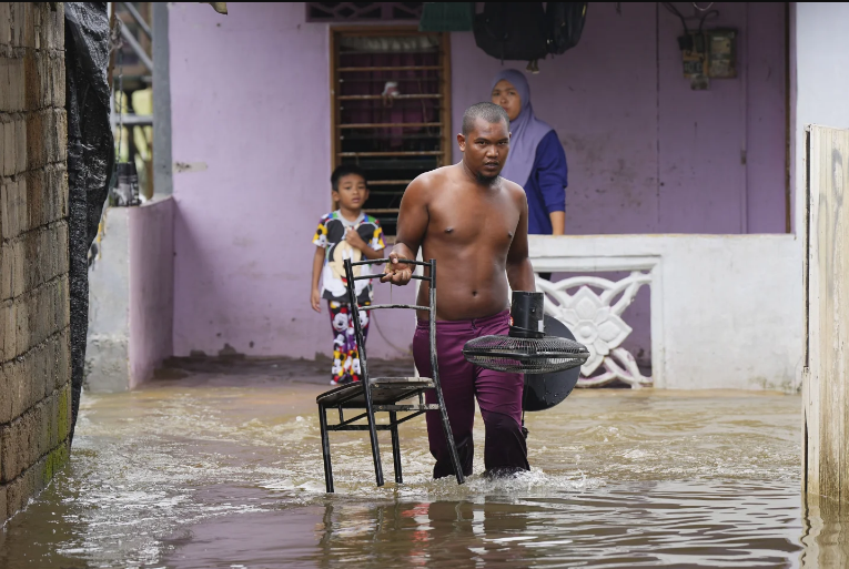 Floods in Malaysia, southern Thailand kill over 30, displace thousands