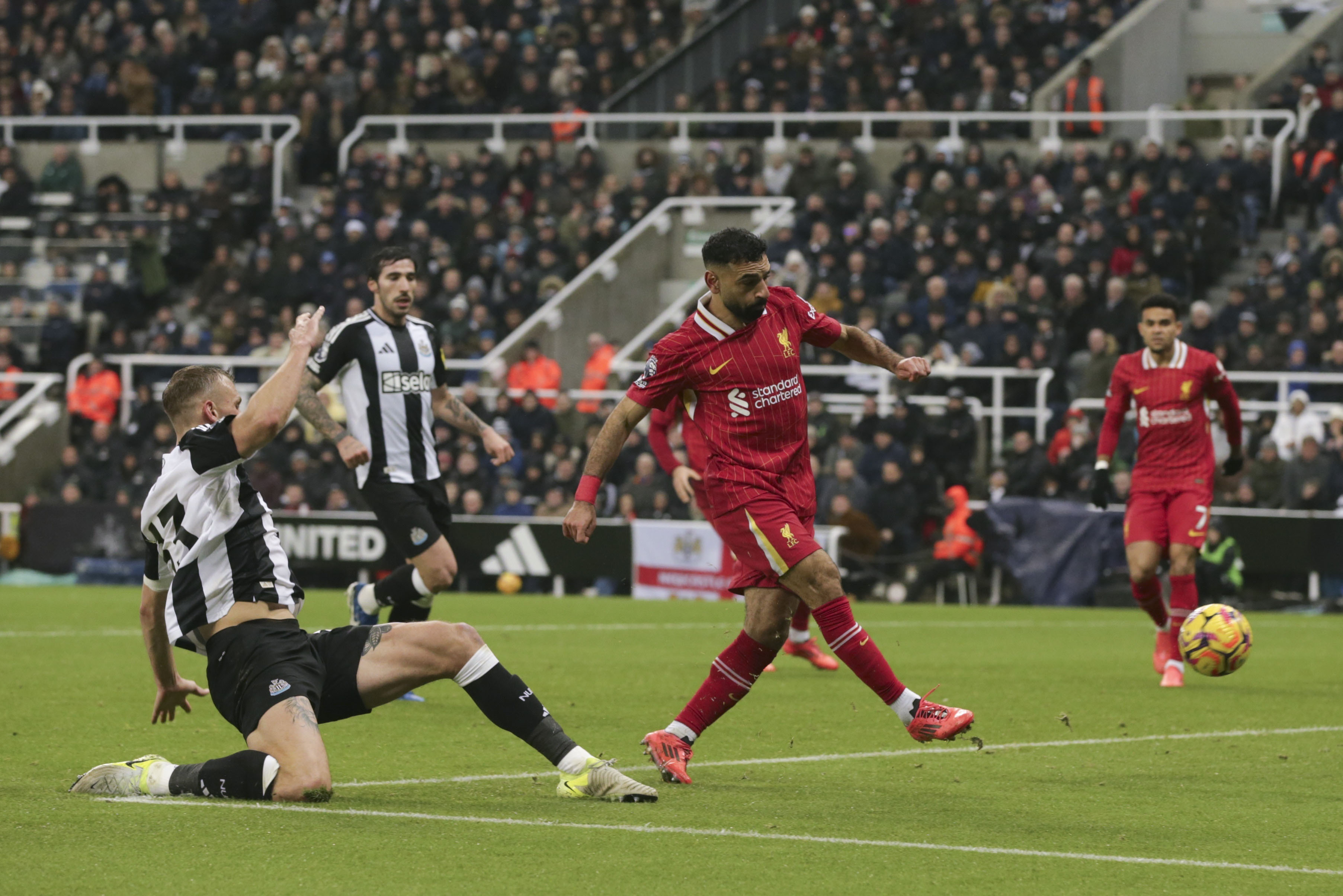 Liverpool held in Newcastle thriller, Arsenal inflict Amorim's first defeat