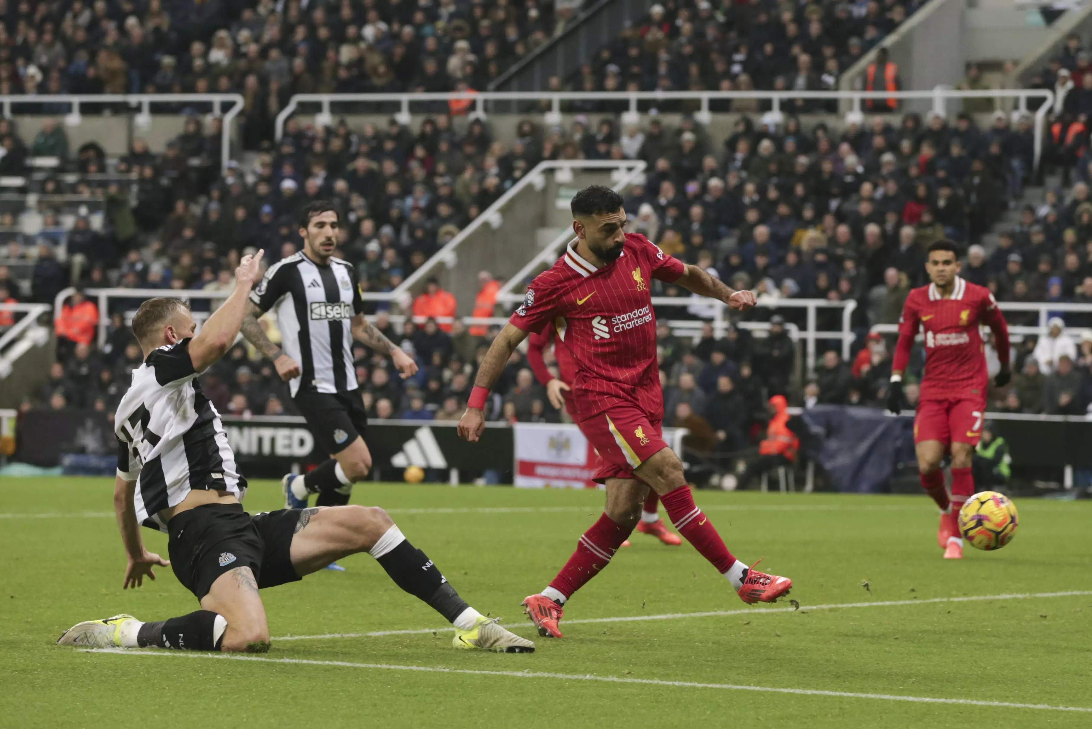 Liverpool held in Newcastle thriller, Arsenal inflict Amorims first defeat