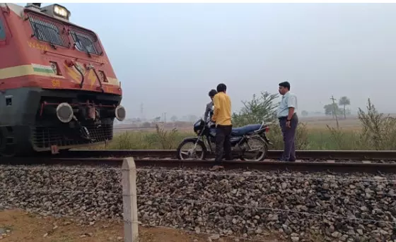 Nizamabad: Railway Gatekeepers Quick Thinking Saves Bikers Life