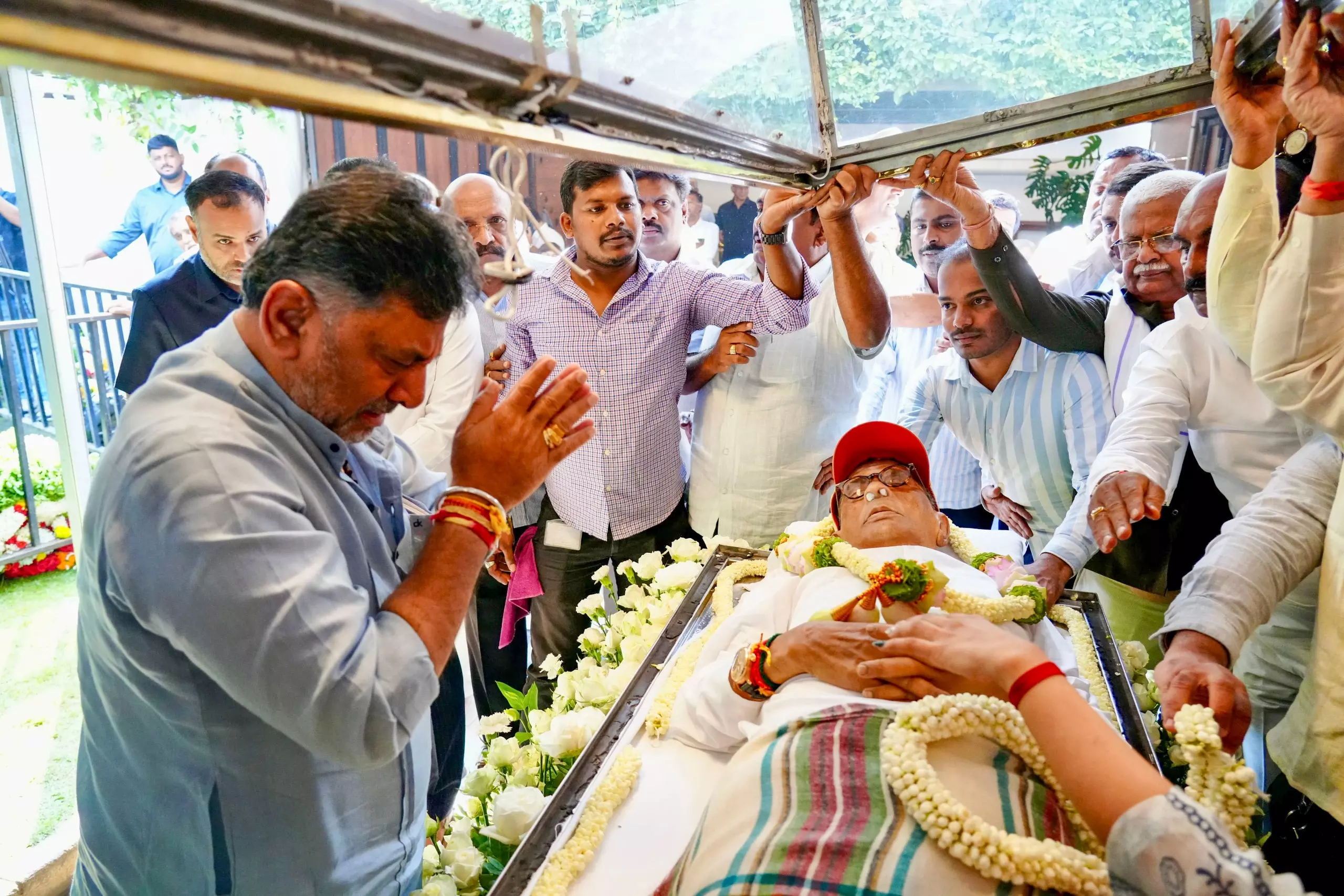 SM Krishna’s Last Rites at Somanahalli in Maddur