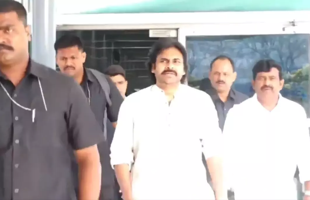 Pawan Kalyan reaches Allu Arjuns Jubilee Hills residence