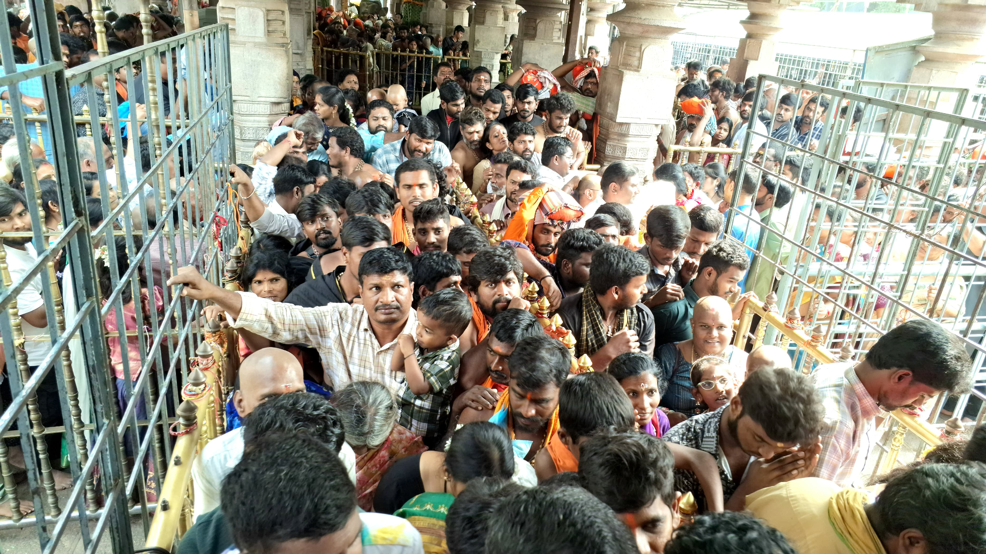 Srisailam draws massive crowd of devotees