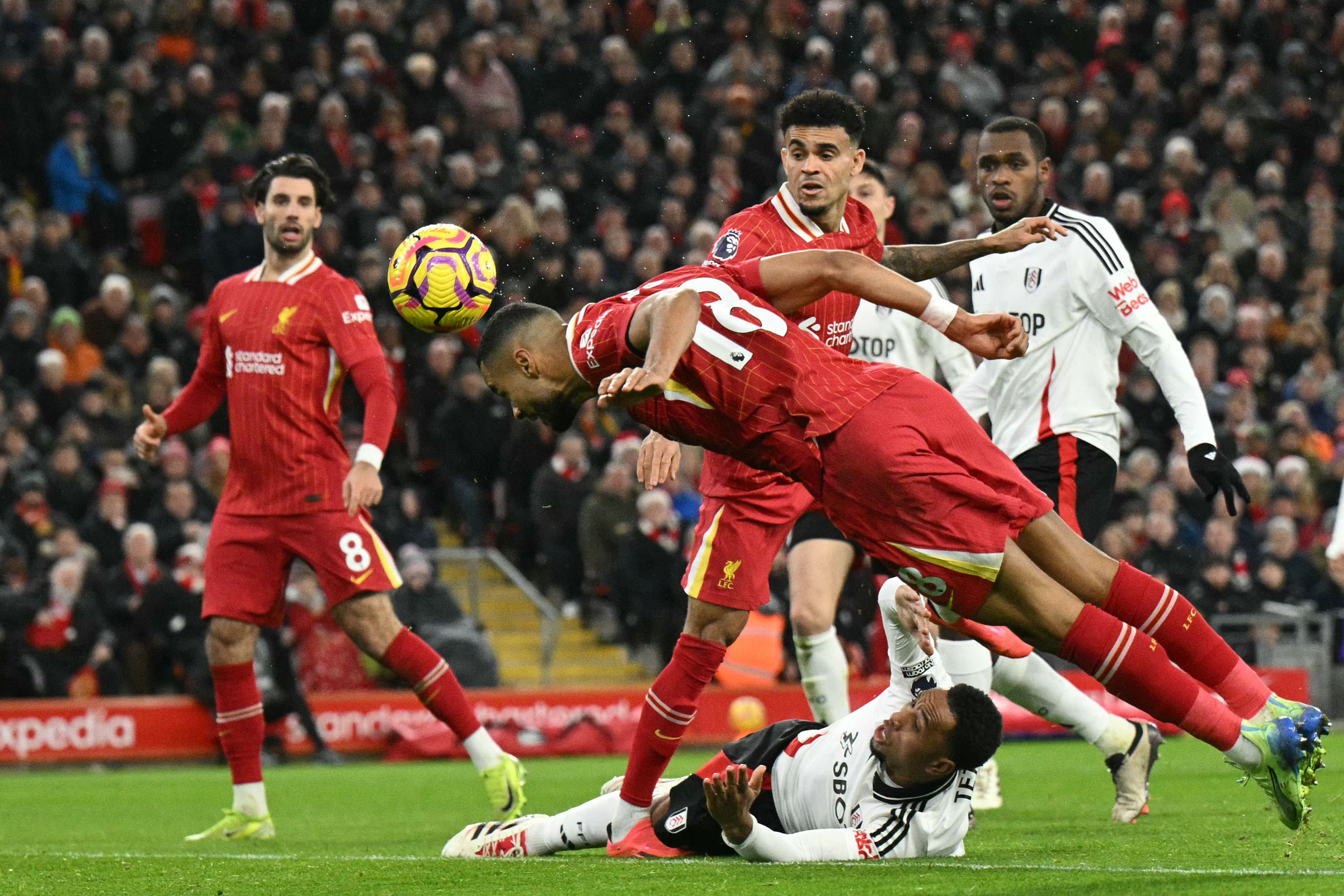 10-man Liverpool draws with Fulham, but Arsenal fails to take advantage