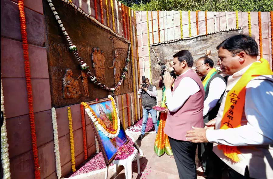 Fadnavis receives grand welcome in Nagpur after Mahayuti victory