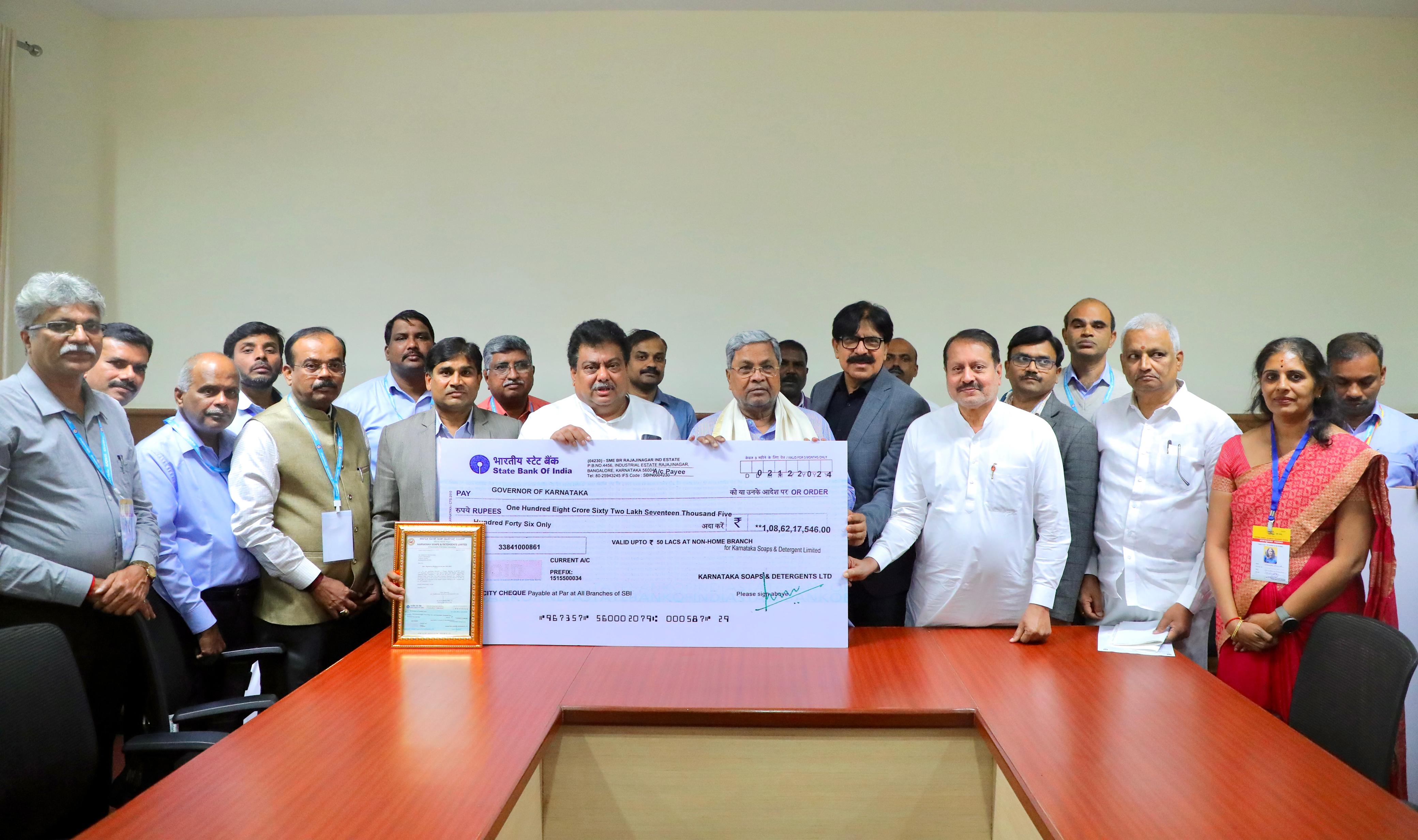 KSDL presents dividend to Karnataka CM