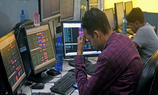 Indian Stocks Plunge as US Fed Lowers 2025 Rate Cut Outlook