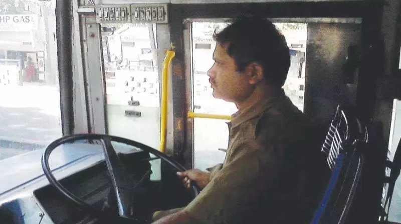 Tamil Nadu: State-Owned Bus Drivers to Face 29-Day Suspension for Mobile Phone Use While Driving