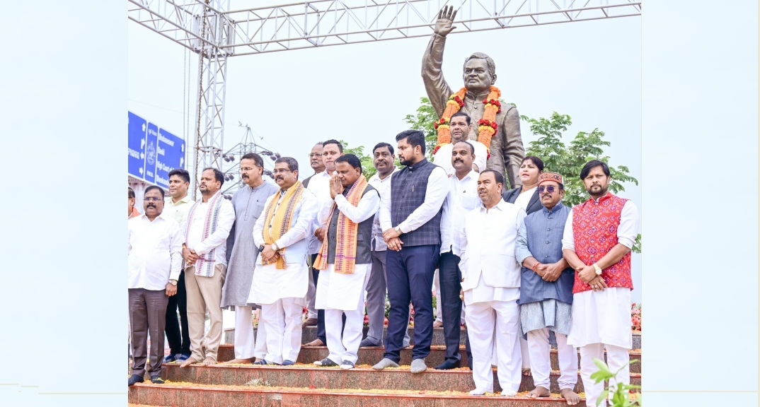 Former Prime Minister Atal Bihari Vajpayee’s 10-ft Tall Bronze Statue Unveiled in Odisha’s Cuttack