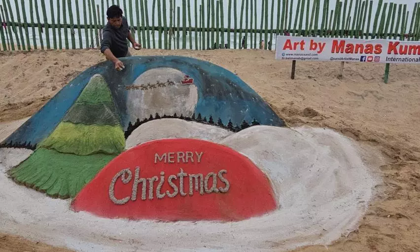 Sand Artist Spreads Save Nature Message on Christmas Eve