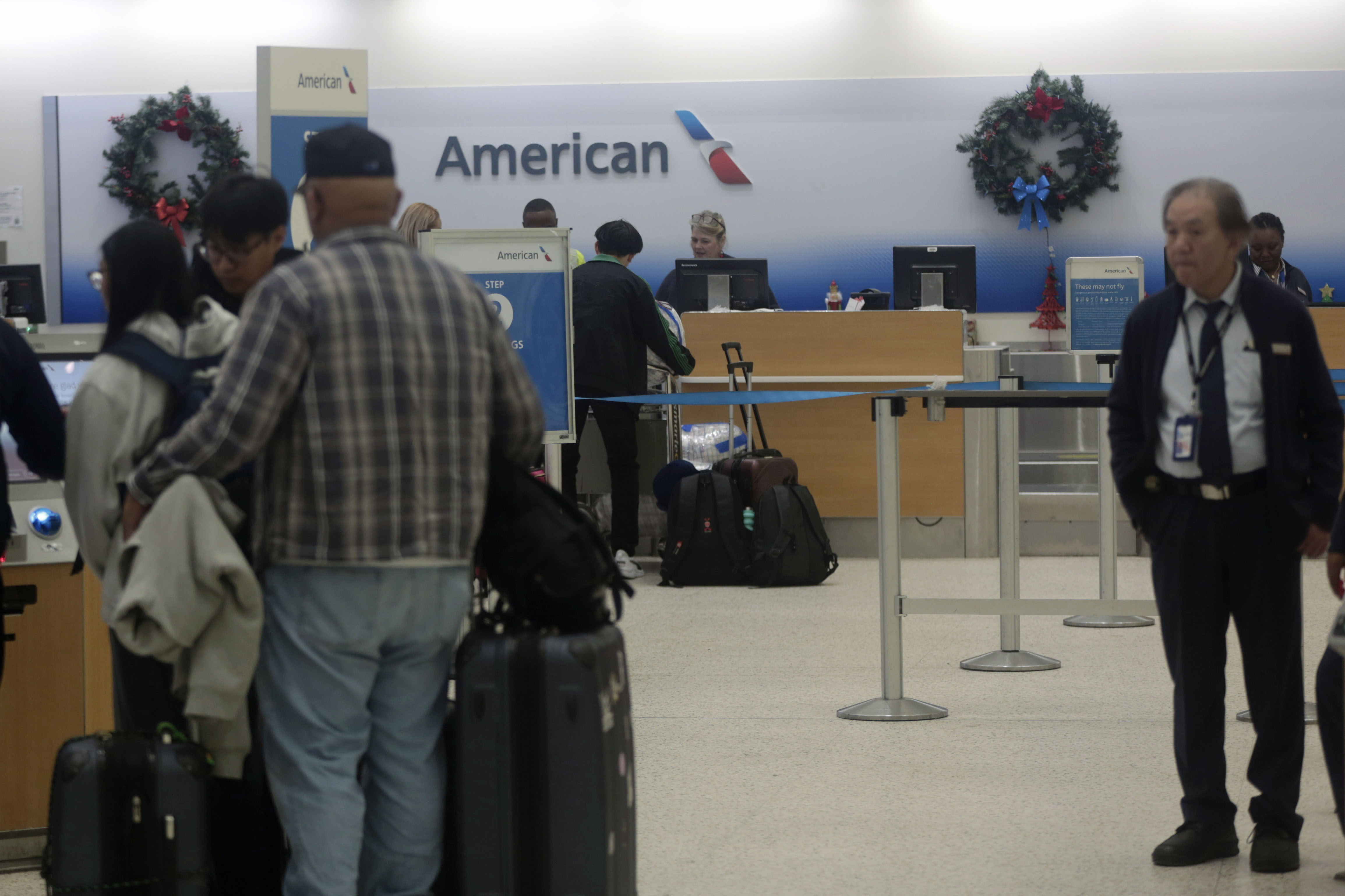 Heavy travel day off to a rough start after American Airlines briefly grounds all flights