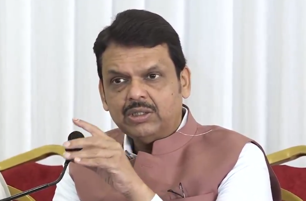 Fadnavis Holds Meeting to Expedite Agri Stack Initiative