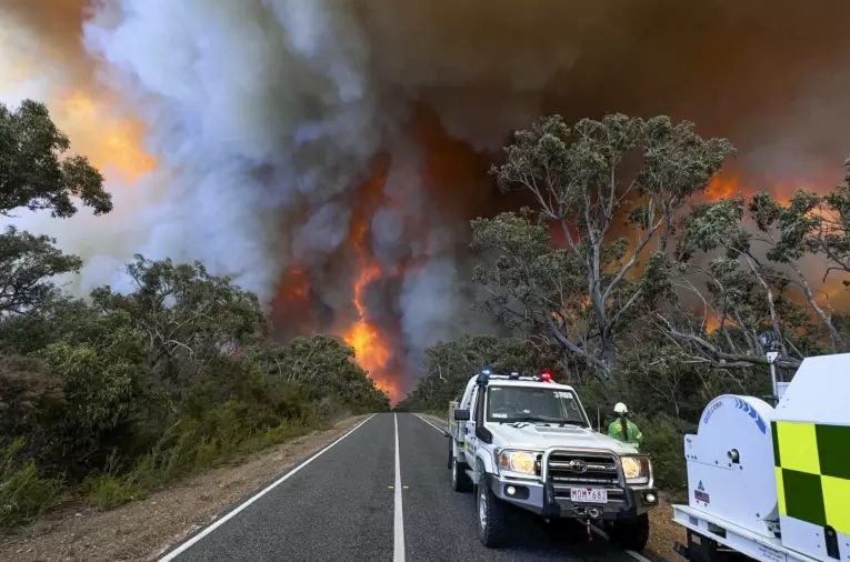 Heat wave sparks wildfire warnings in Southern Australia