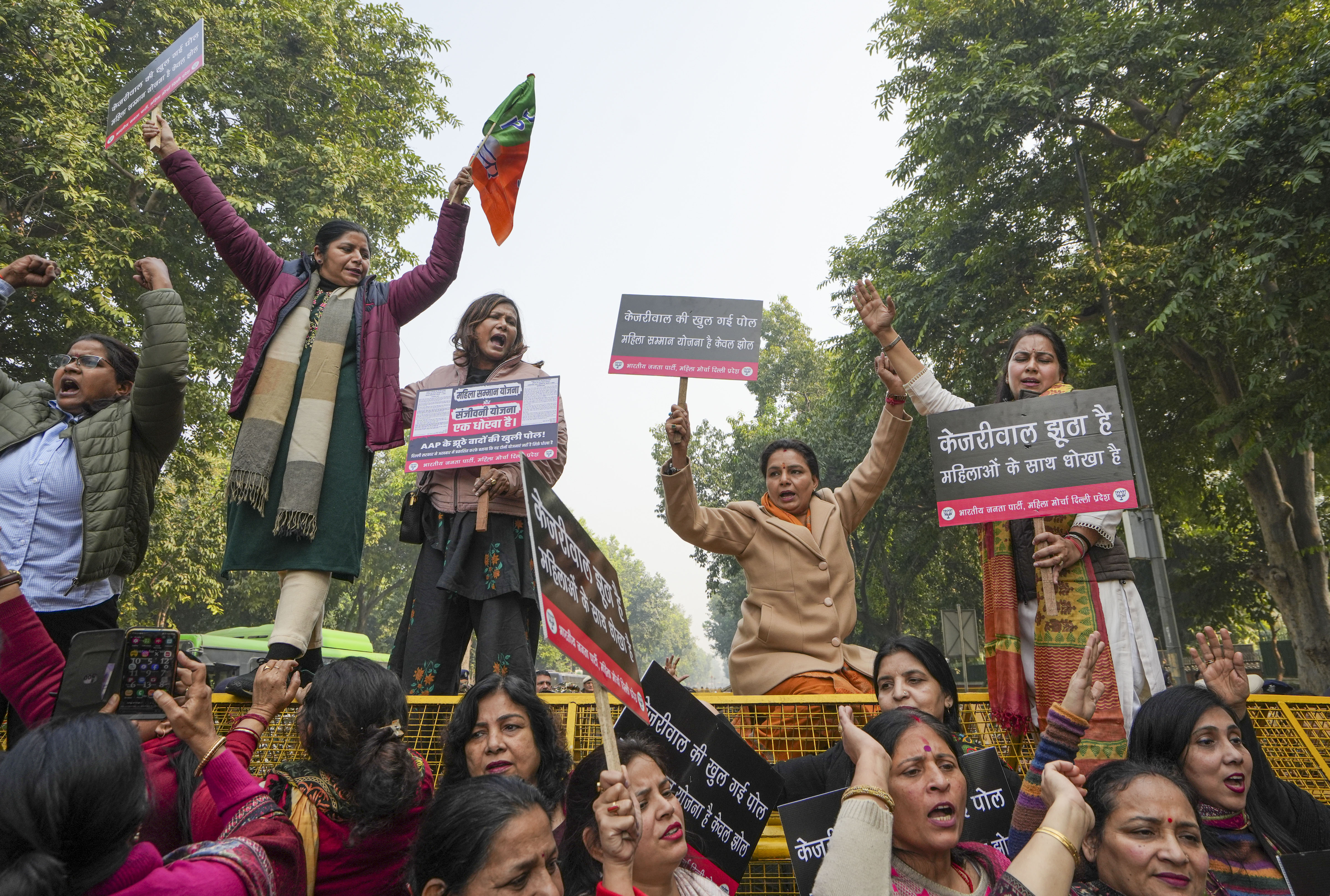 BJP Mahila Morcha protests near Kejriwal's house over Mahila Samman scheme