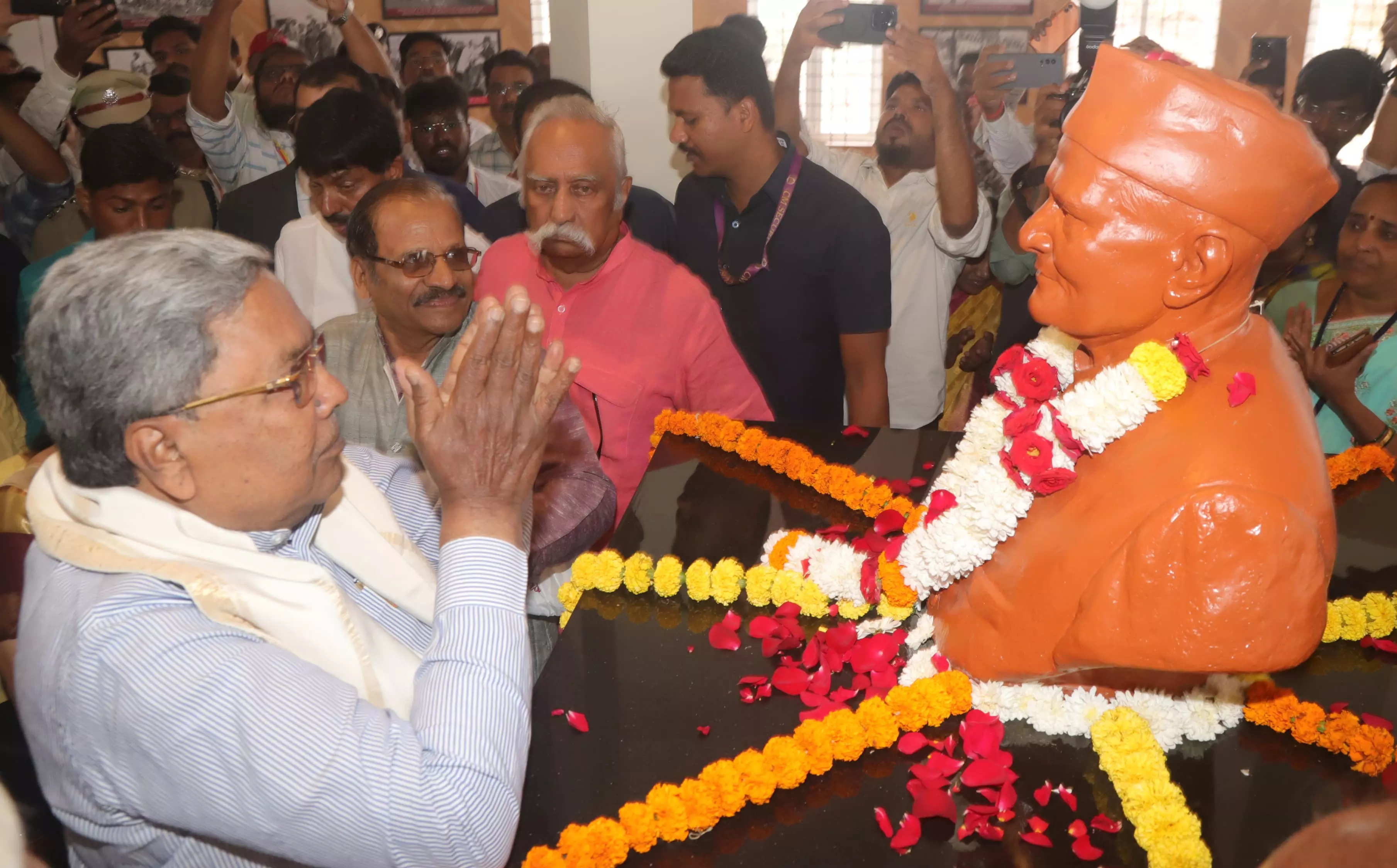 Chief Minister Siddaramaiah inaugurates Gangadhar Deshpande memorial