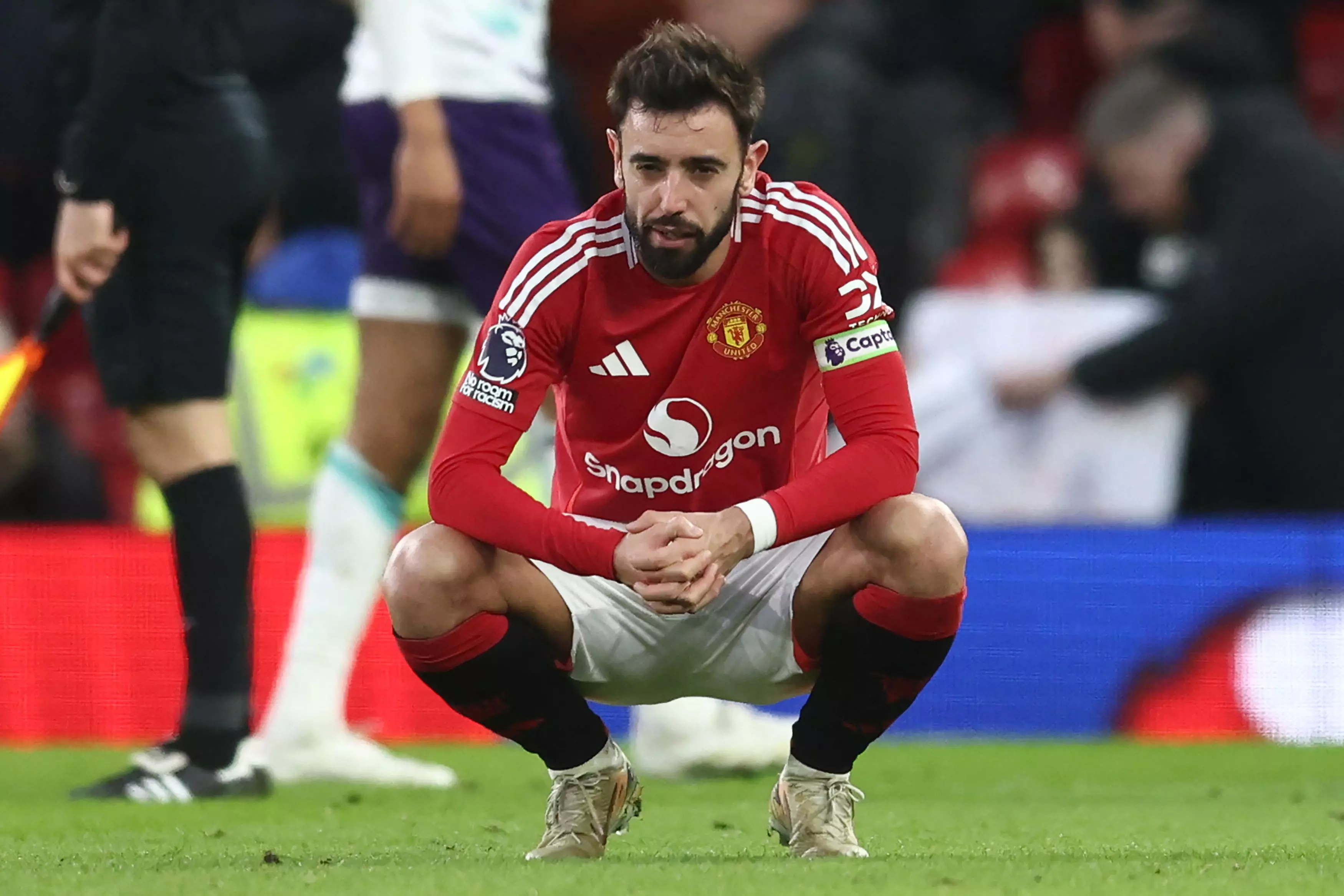 Bruno Fernandes sent off again for Man United in 2-0 loss at Wolves