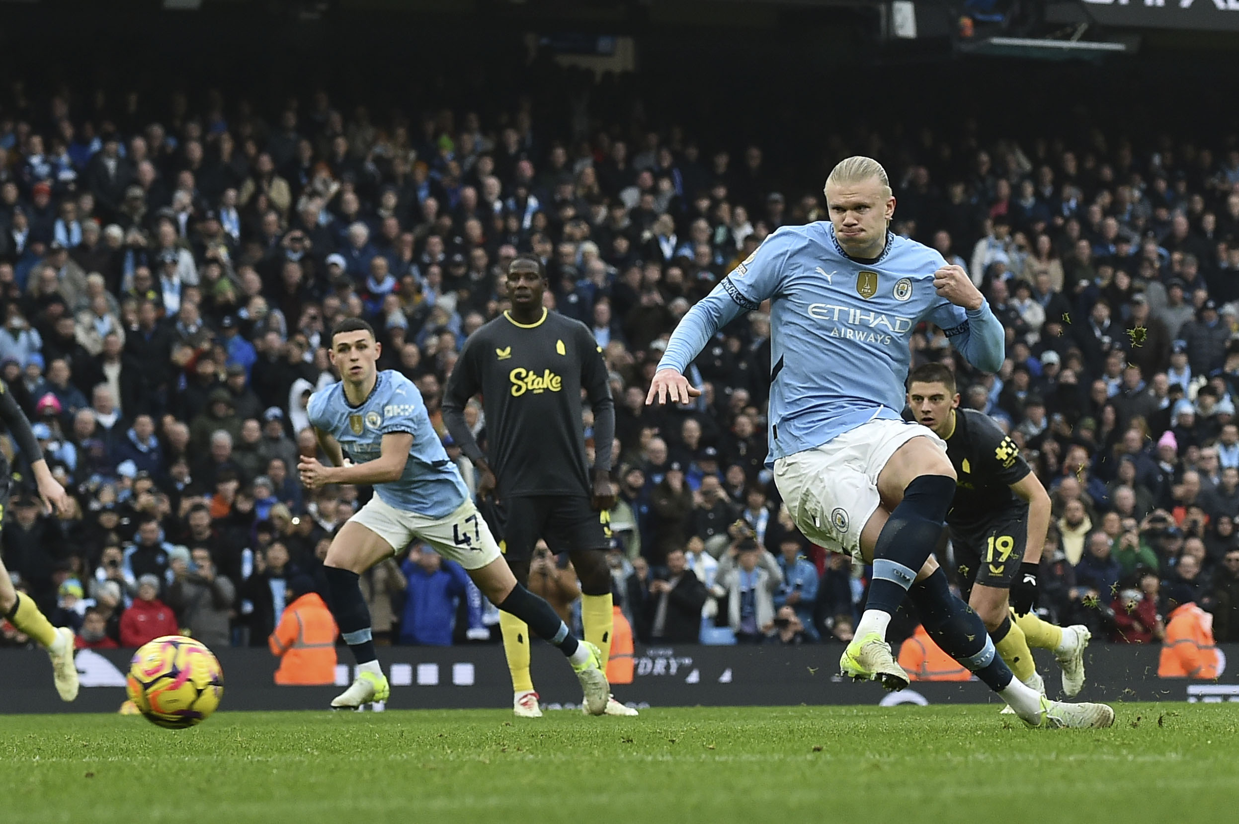 Haaland penalty failure and Fernandes red card pile on woes for City and United in Premier League