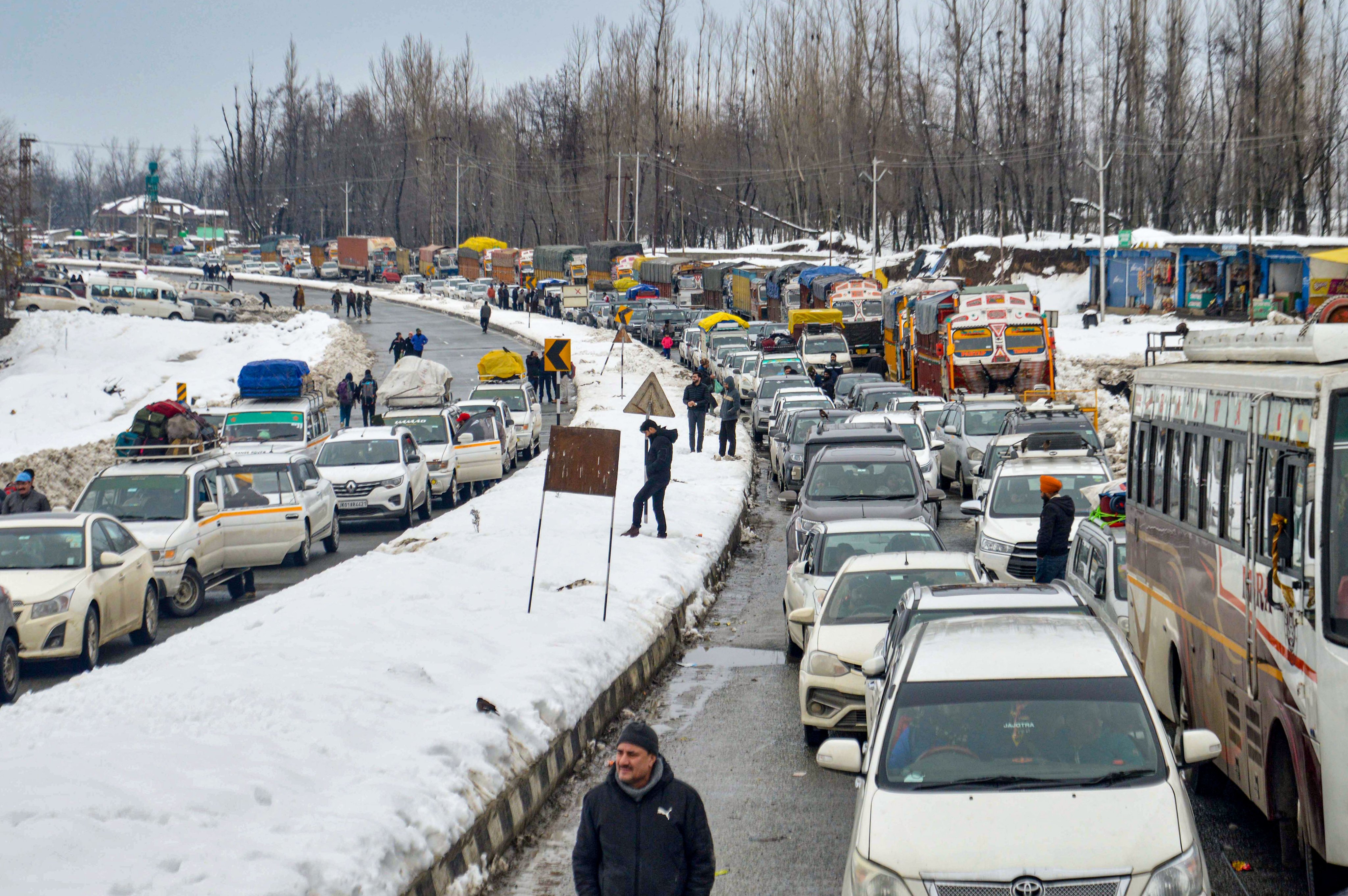 2000 vehicles stuck in J-K's Anantnag after first snowfall of season