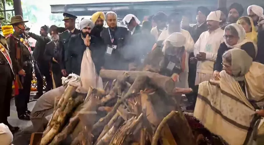 Daughter lights Manmohans funeral pyre