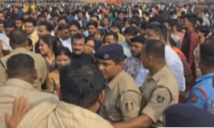 Odisha: Devotees break barricades amid heavy rush at Lord Jagannath’s Srimandir