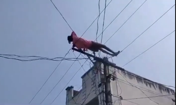 Andhra Pradesh: Drunk Man Climbs Electric Pole and Lies on Wires