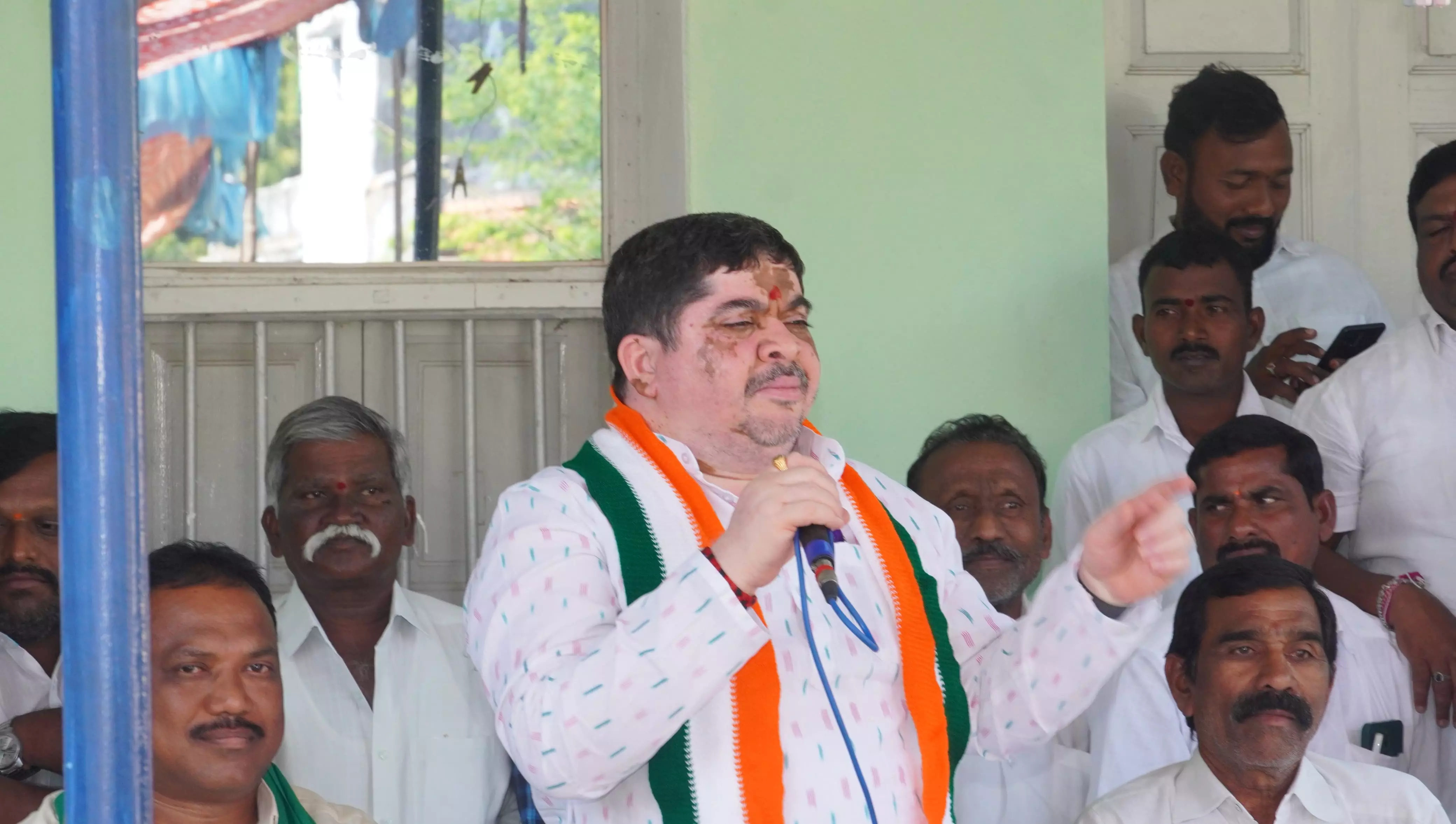 Ponnam Urges Congress Cadre to Focus on Grassroots for Local Polls