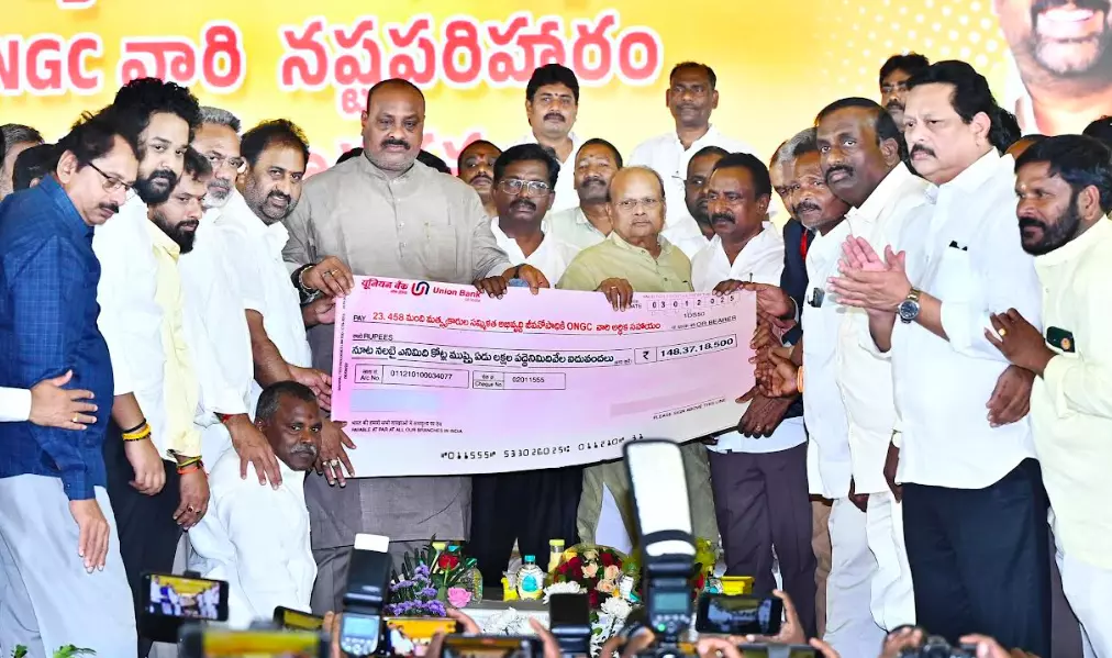 AP ministers distribute compensation of Rs 148 cr to fisherfolk