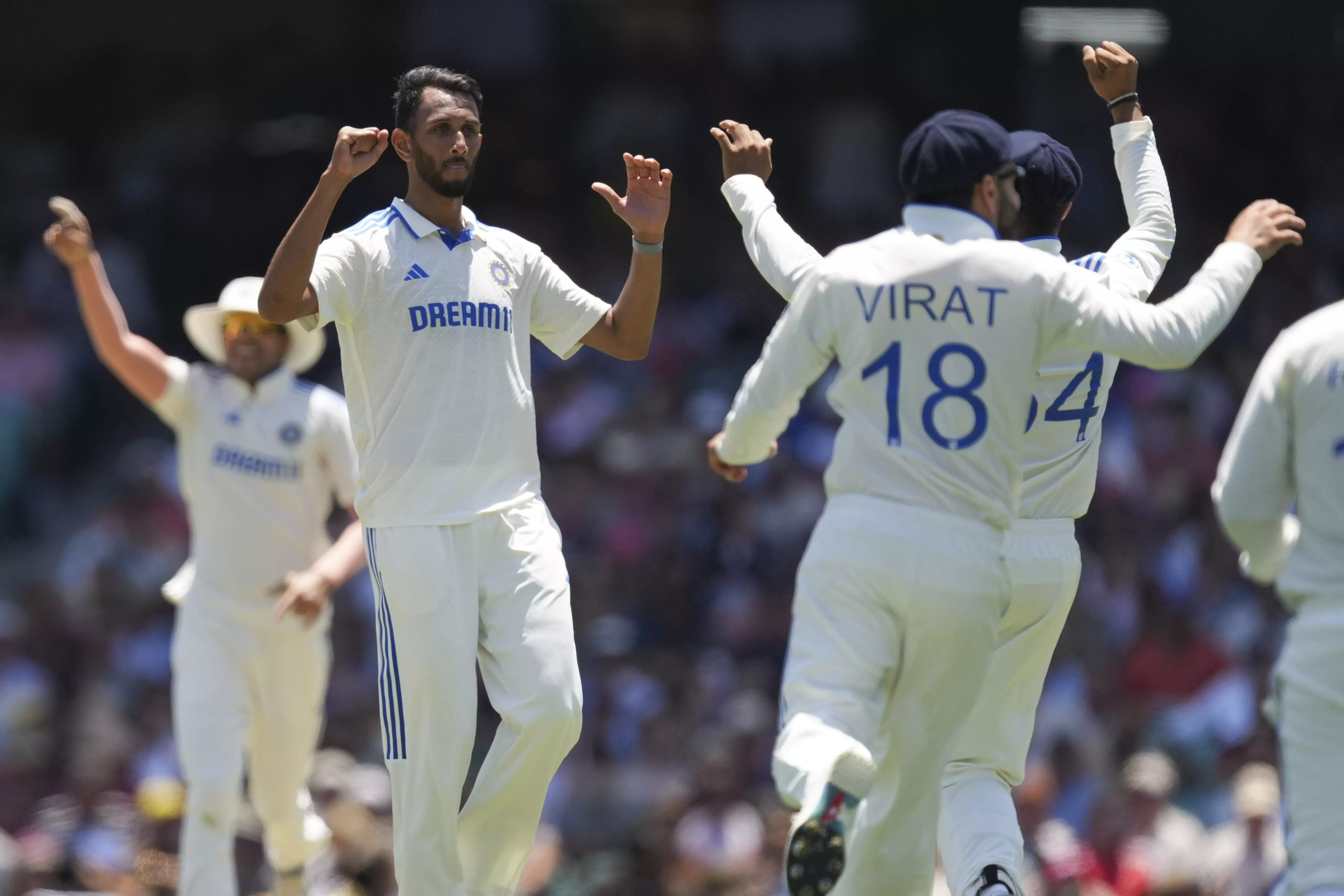 India reduce Australia to 101/5 at lunch on Day 2