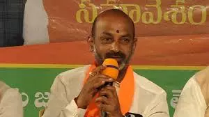 Congress cheating farmers in Rythu Barosa, says Bandi