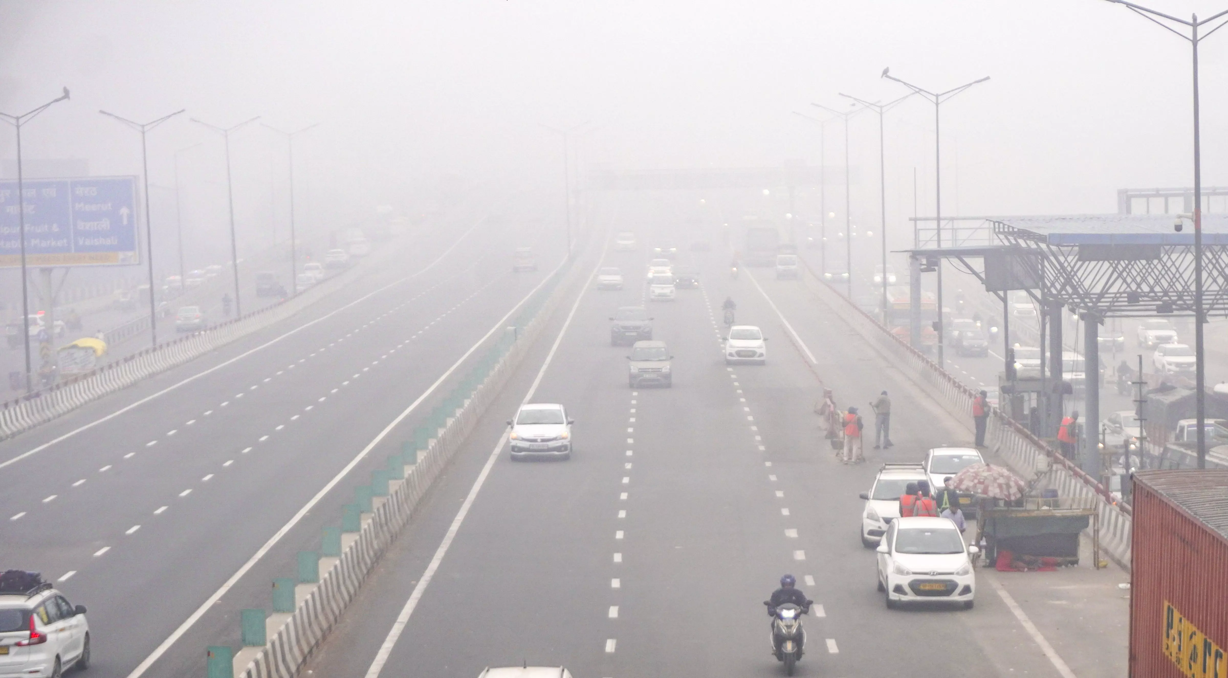 Winter fog disrupts flight, train services in Delhi