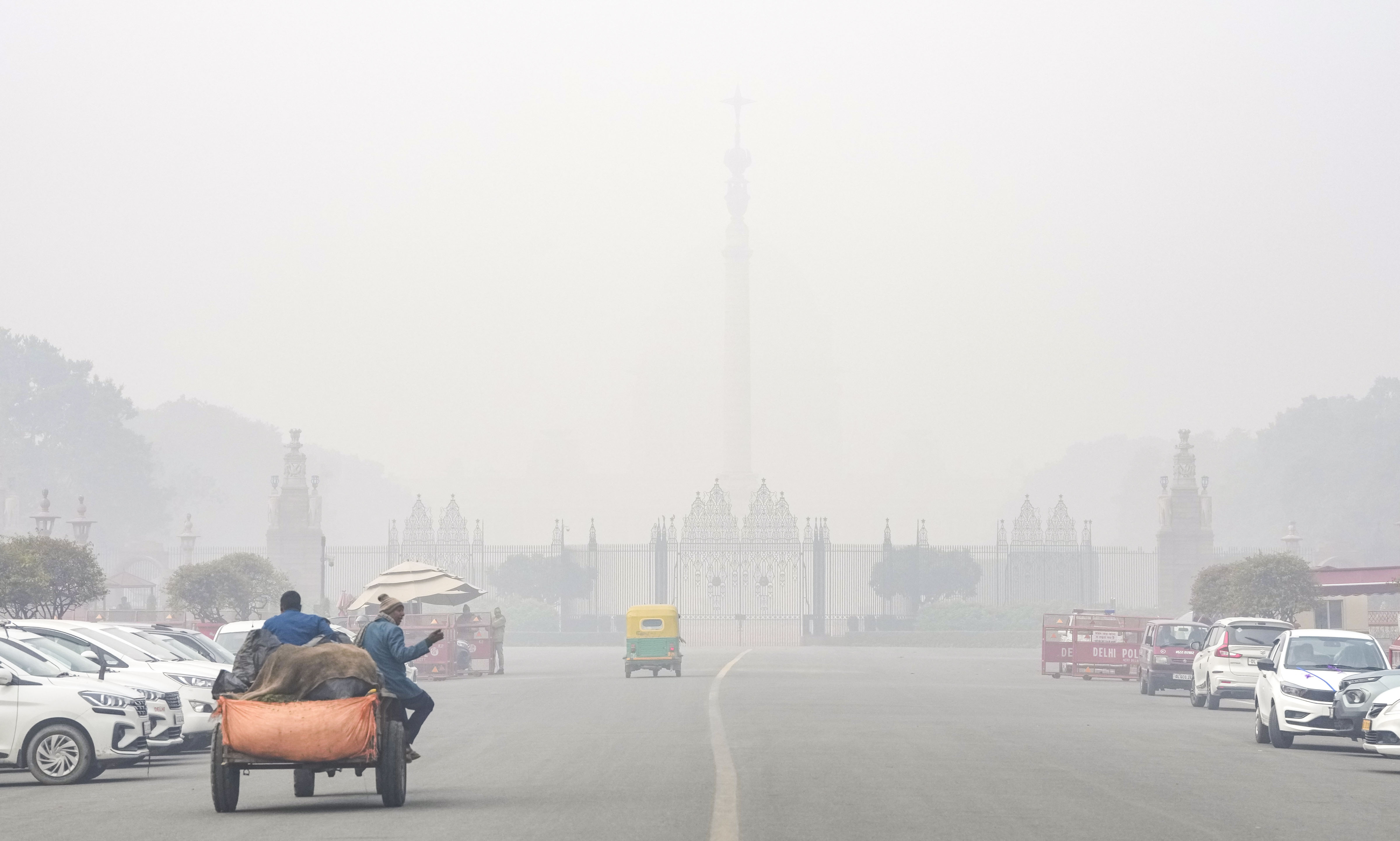 Delhi shivers as mercury drops; IMD predicts cloudy sky with light rainfall